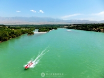 大河泛舟